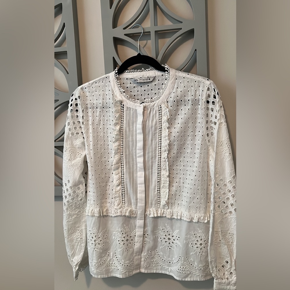 Zara white eyelet button up blouse. NWOT. Never worn. Size Med